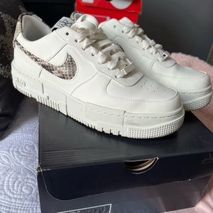 Nike snakeskin AF1 in size 9. Color: cream and brown. Air Force 1 pixel